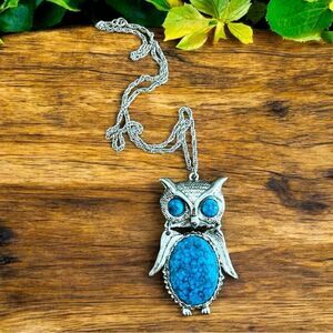 VINTAGE ARTICULATED HOWLITE OWL PENDANT NECKLACE